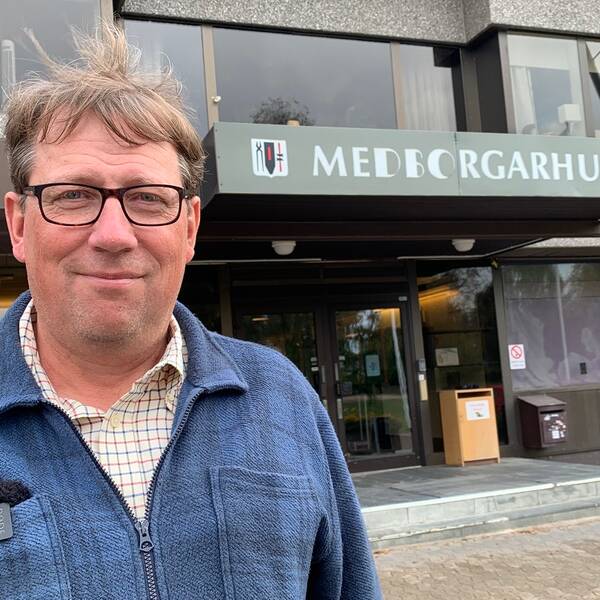 Anders Häggkvist (C) har brunt hår och glasögon. Han står framför medborgarhuset i Sveg. Han har blå skjorta på sig.