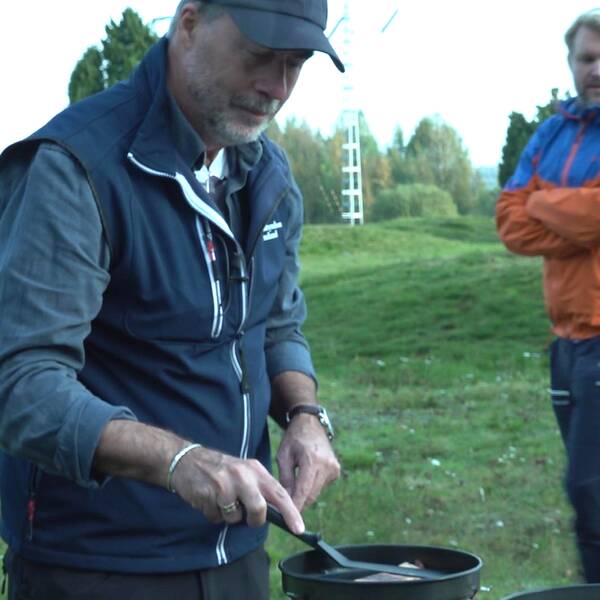 Landshövdingen Georg Andrén lagar mat vid ett stormkök.