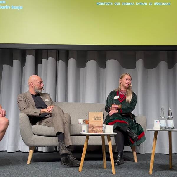Sebastian Kirppu, skogsbiolog, David Thurfjell, religionshistoriker, Jannie Staffansson, renskötare från Jokkmokk och moderatorn Karin Sarja från Svenska kyrkan deltog i samtalet.