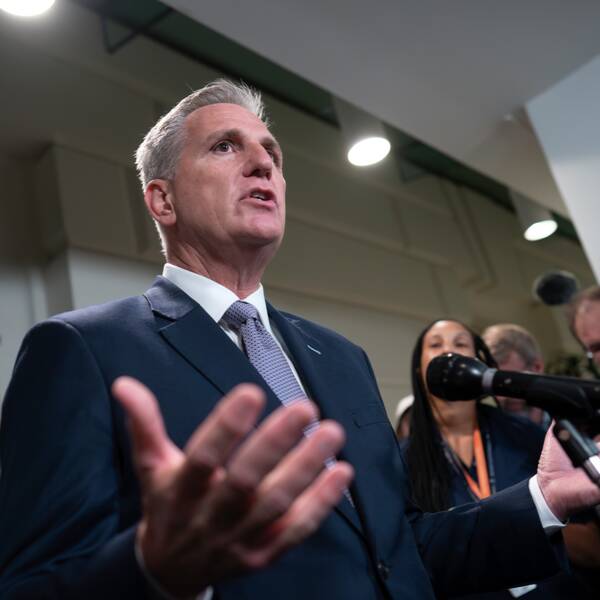 Kevin McCarthy talar till journalister.