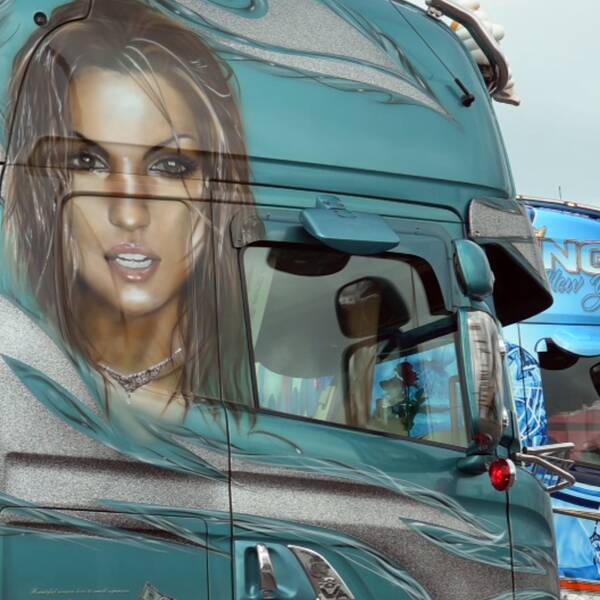 En lastbil visas från sidan där ett kvinnoansikte har lackerats in.
