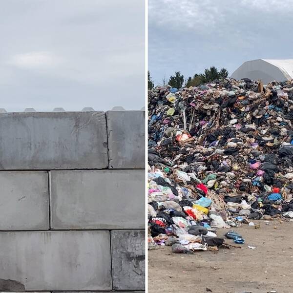 Till vänster i bild syns en del av en betongmur. Vill höger i bild ligger en hög med hushållssopor på avfallsstationen Gryta i Västerås.