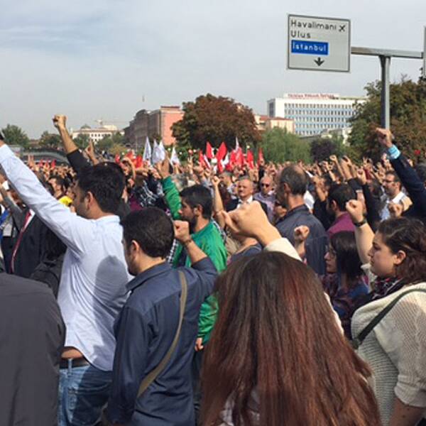 Många tusen demonstranter i Ankara protesterar mot våldet. Ilskan vänds mot president Erdogan.