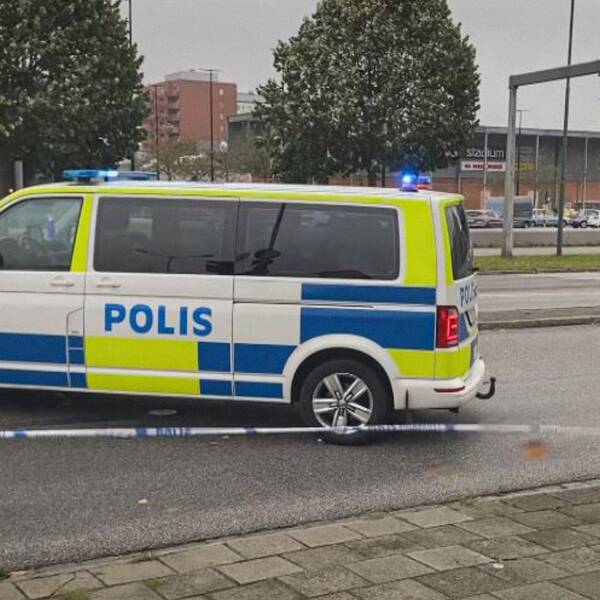 polisbuss framför köpcentret Mobilia i Malmö