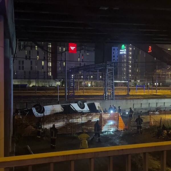 En buss kraschade och föll från en viadukt i Venedig. Minst 21 personer dog i olyckan.