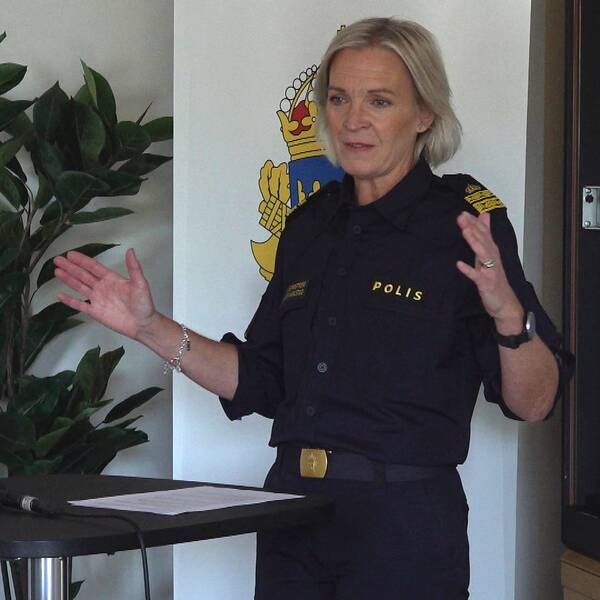I klippet beskriver lokala polischefen varför polisen lånar ut personal.