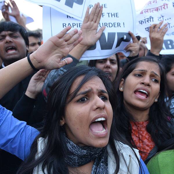På söndagen släpptes en av de män som genomförde en brutal våldtäkt på en kvinna ombord på en buss i Indien, 2012. Mannen har suttit i fängelse i tre år och frisläppandet möttes av stora protester.