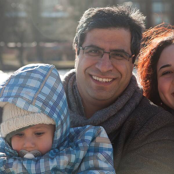 Roozbeh, hans hustru Sara och deras son Abtin är jublande glada efter beskedet om att ges skydd i Sverige.