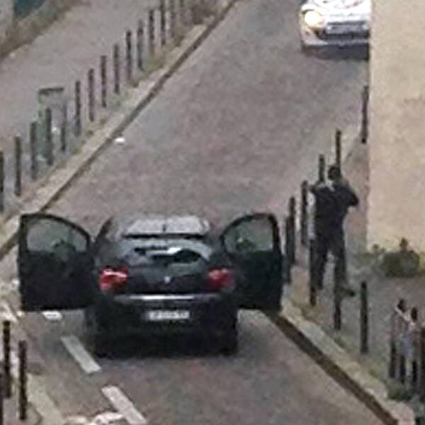 På förmiddagen den 7 januari 2014 kliver två beväpnade män in på satirtidningen Charlie Hebdos redaktion på Rue Nicolas-Appert i Paris
och skjuter ihjäl flera av tidningens medarbetare. Under attacken ska gärningsmännen ha skrikit ”Vi har hämnats profeten”. Efter flykten från redaktionen  skjuter de även en polisman som försöker hindra dem från att lämna platsen.