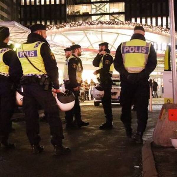 Stor polisinsats vid centralen i Stockholm på fredagskvällen.