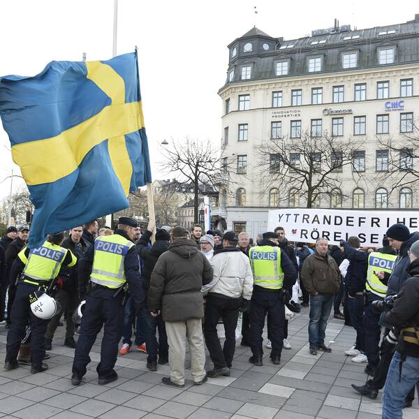 Sverigedemokraternas ordförande i Enköping Kristina Einarsdotter kräver att kollega avgår. Detta på grund av hans inblandning i den demonstration som hölls i Stockholm i helgen.