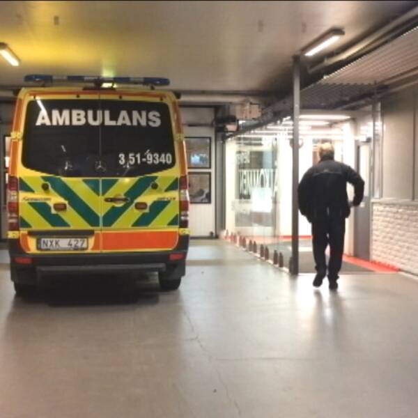En ambulans står redo på arenan