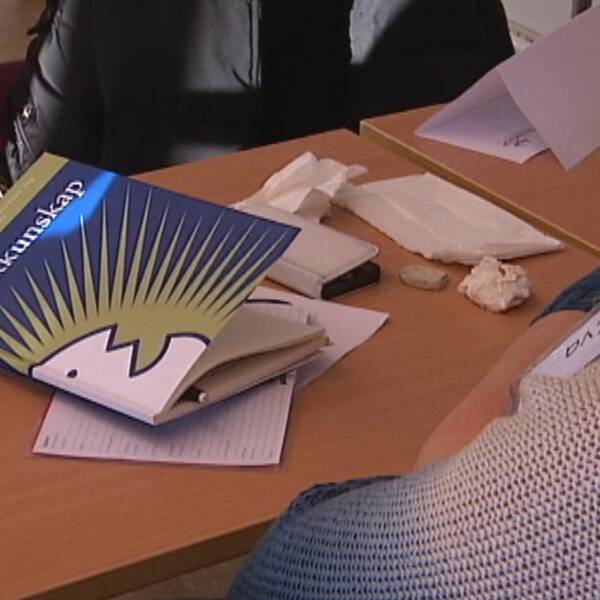 Klassrumsbild från tolkutbildningen vid Härnösands folkhögskola. På bänken ligger boken Tolkkunskap.