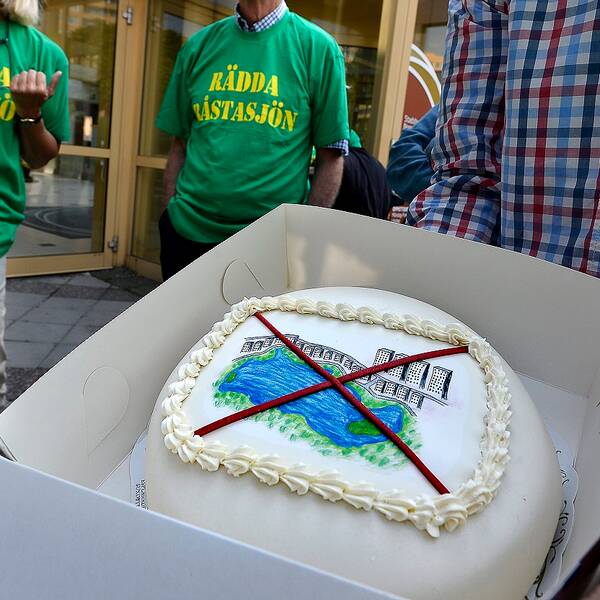 Sommaren 2013 uppvaktade nätverket Rädda Råstasjön Solnas kommunstyrelseordförande Pehr Granfalk (M) med med protestlistor med över 11.000 namn.