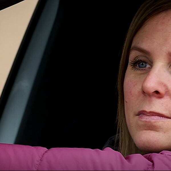 Charlotte Säfström sitter i sin bil och ser upp mot Hotell von Kraemer som hon tidigare drev, men som gick i konkurs.