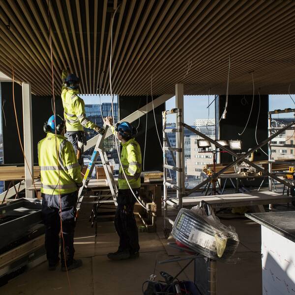 STOCKHOLM 2016-02-04 Byggnadsarbetare i nya hotellet Scandic Continental som öppnar 1 april. Foto: Anders Ahlgren / SvD / TT / Kod: 71756 ** OUT DN och Dagens Industri (även arkiv) och Metro **