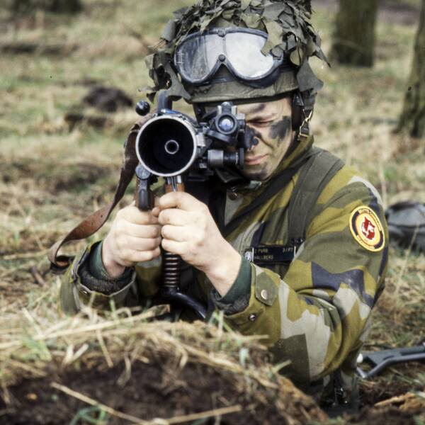En svensk soldat siktar med sitt granatgevär under en övning.