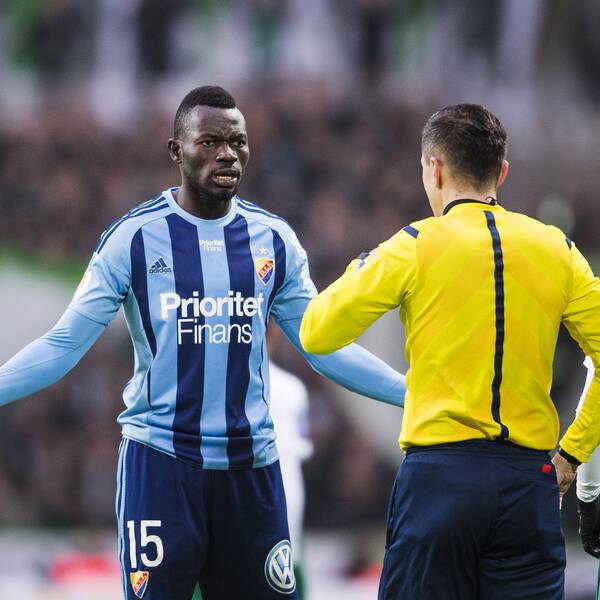 Djurgårdens Omar Colley reagerar mot domare Bojan Pandzic under fotbollsmatchen i Svenska cupen mellan Djurgården och Hammarby den 6 mars 2016 i Stockholm.