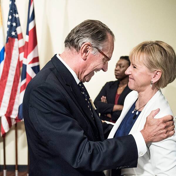 FN:s vice generalsekreterare Jan Eliasson gratulerar Sveriges utrikesminister Margot Wallström till att Sverige just blivit invald i FN:s säkerhetsråd.
