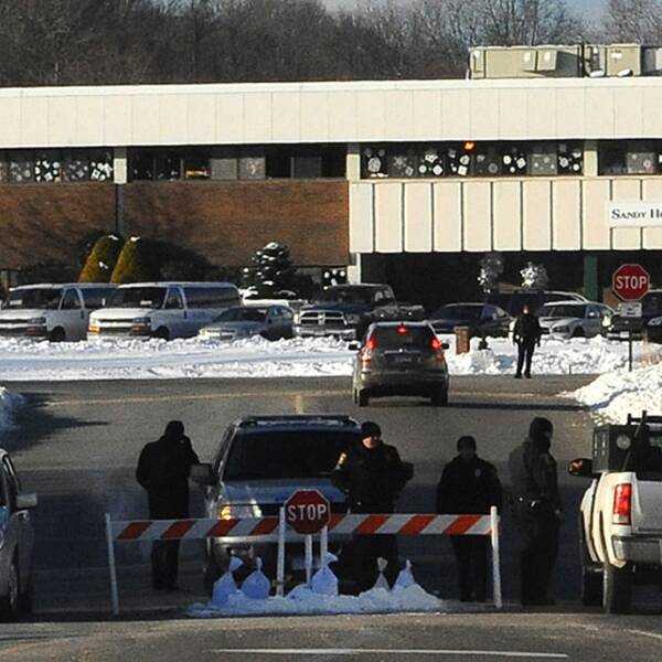 Poliskontroll vid infarten till den nya Sandy Hook-skolan