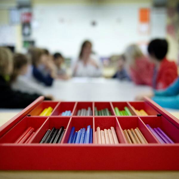 Färgpenor i ett klassrum. 