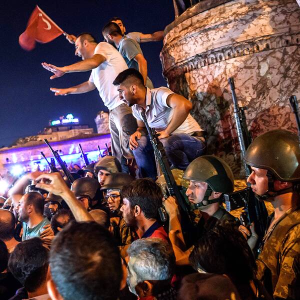 Turkiska soldater står beväpnade vid Taksimtorget i Istanbul, den 16 juli.