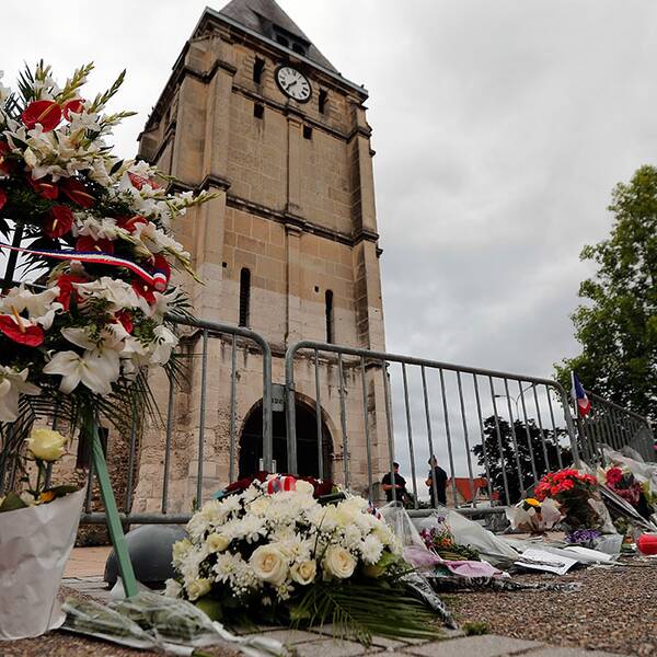 Blommor utanför kyrkan i Saint-Etienne-du-Rouvray i norra Frankrike, efter dådet i tisdags.