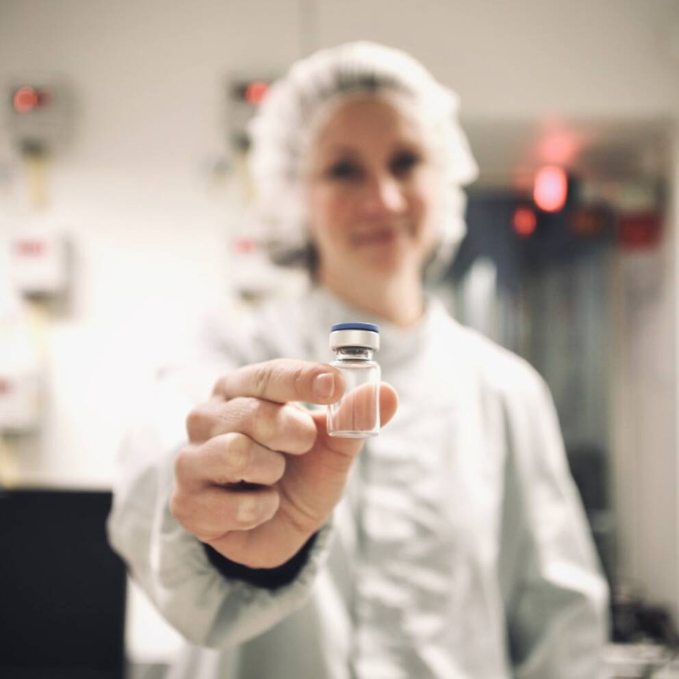 I Solna Ska Miljontals Doser Vaccin Packas Till Britter Svt Nyheter