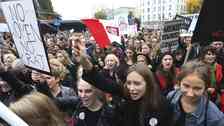 Tusentals människor protesterar mot abortförbud i Polen.