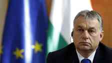 Ungerns regering, med premiärminister Viktor Orbán i spetsen, anklagas för flathet av oppositionen. 