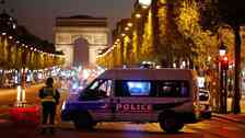 En polis ihjälskjuten på gata i Paris
