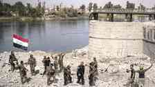 Irakiska specialstyrkor firar att de nått fram till floden Tigris västra strand, där Mosuls gamla stad ligger. Förödelsen i staden är enorm.