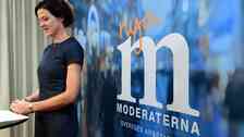 Anna Kinberg Batra framför en Nya Moderaterna-logga.