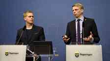 Bild från presskonferensen på Rosenbad. Till vänster Gustaf Fridolin och till höger Per Bolund.