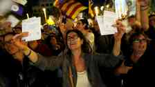 Kvinna i Barcelona håller i valsedlar