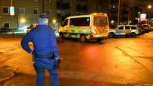 Polis vis platsen för den senare skottlossningen, där en man skadades lindrigt.