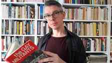 Bibliotekarien Olov Kriström med en av bibliotekets böcker.