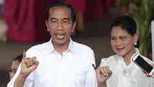 President Joko Widodo och hans hustru Iriana med bläckfläckiga lillfingrar