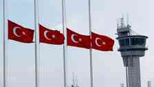 Den turkiska flaggan vajar på halv stång efter terrorattacken.