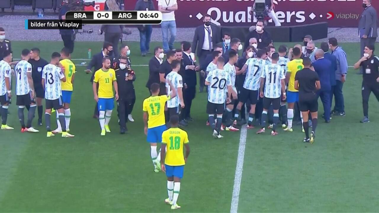 Kaotiska Scener I Stormotet Myndighetspersonal Gick In Pa Planen Svt Sport