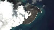 En satellitbild visar hur rök stiger från undervattensvulkanen Hunga veckorna innan det explosiva utbrottet i lördags. Arkivbild.