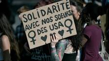 Kvinnor demonstrerar mot abortbeslutet i Frankrike.