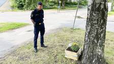 Polischefen Per Hellström står framför minnesplatsen där en polisen Andreas Danman sköts till döds förra året.