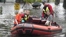 Människor som räddats undan flodvågorna i Orlando, Florida, i och med stormen Ian.