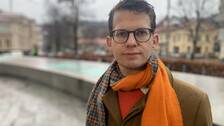 Porträttbild på Axel Darvik (L), ledamot i grundskolenämnden. Man i undermedelålderns med glasögon och orange halsduk.