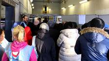 Människor väntar på att få gå in och handla i Bodens nya matsvinnsbutik.