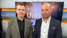 Toimittajat Matias Åberg (vasemmalla) ja Osmo Tekoniemi (oikealla) SVT:n uutisstudiossa Tukholmassa.