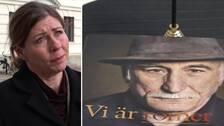 Bild på en flagga och en bok som heter Vi är romer. Bilden är till en artikel om att oppositionen i Göteborg vill stänga romska centret Romano center efter GP:s avslöjande om att personal deltagit i informella rättegångar.