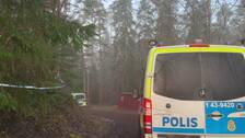 Polisbil i skogsområde i Taberg utanför Jönköping där en kvinna hittats död. Polisen misstänker att hon mördats.
