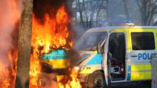 Bild från det våldsamma upploppet i Örebro Sveaparken. På bilden syns en brinnande polisbil.